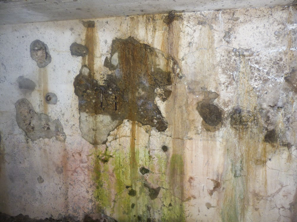 Ligne Maginot - A107 - CROIX-MOREL - (Blockhaus lourd type STG / STG-FCR - Double) - Trace d'une charge explosive à côté du créneau antichar ouest - David HARMAND