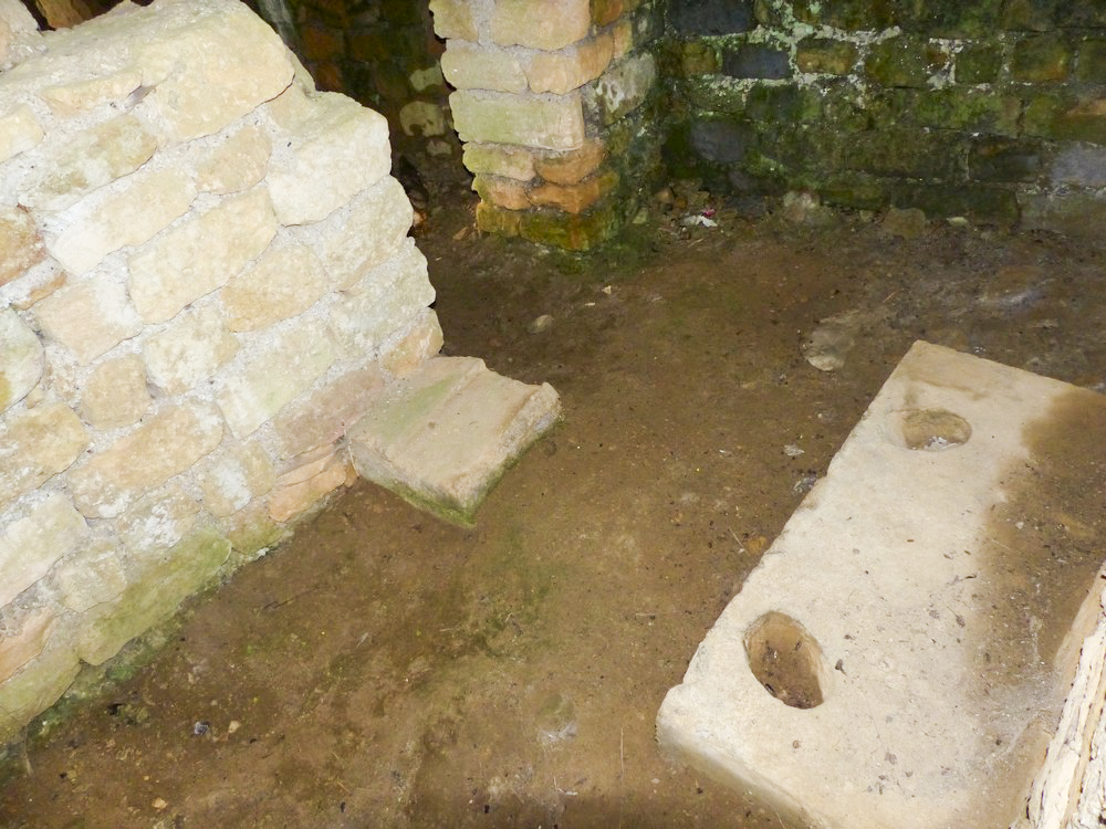 Ligne Maginot - VILLY 2 - MAISON BEAUJET - (Blockhaus pour arme infanterie) - Vue intérieure, on remarque le système de blocage de la mitrailleuse - David HARMAND