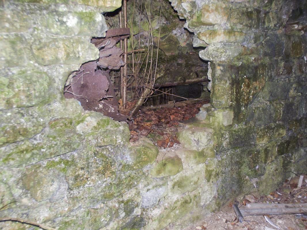 Ligne Maginot - VILLY 4 - MAISON MIART - (Blockhaus pour canon) - Blockhaus construit à partir d'une maison d'habitation. Un créneau antichar; il a la particularité de traverser deux murs distants l'une de l'autre d'une trentaine de centimètres et d'être de biais. - David HARMAND