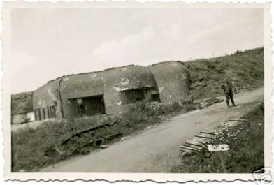 Ligne Maginot - MY2 - VILLY EST - (Casemate d'artillerie) - La casemate en 1940
Le panneau indique la direction de l'entrée de l'ouvrage de la FERTE, codé 'Panzerwerk 505' par les allemands - Inconnu
