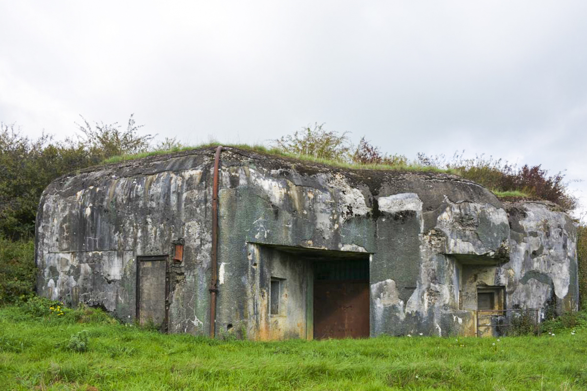 Ligne Maginot - MY2 - VILLY EST - (Casemate d'artillerie) - Vue de la casemate coté entrées du personnel, à gauche, et de la pièce à droite - LAMBERT Pascal