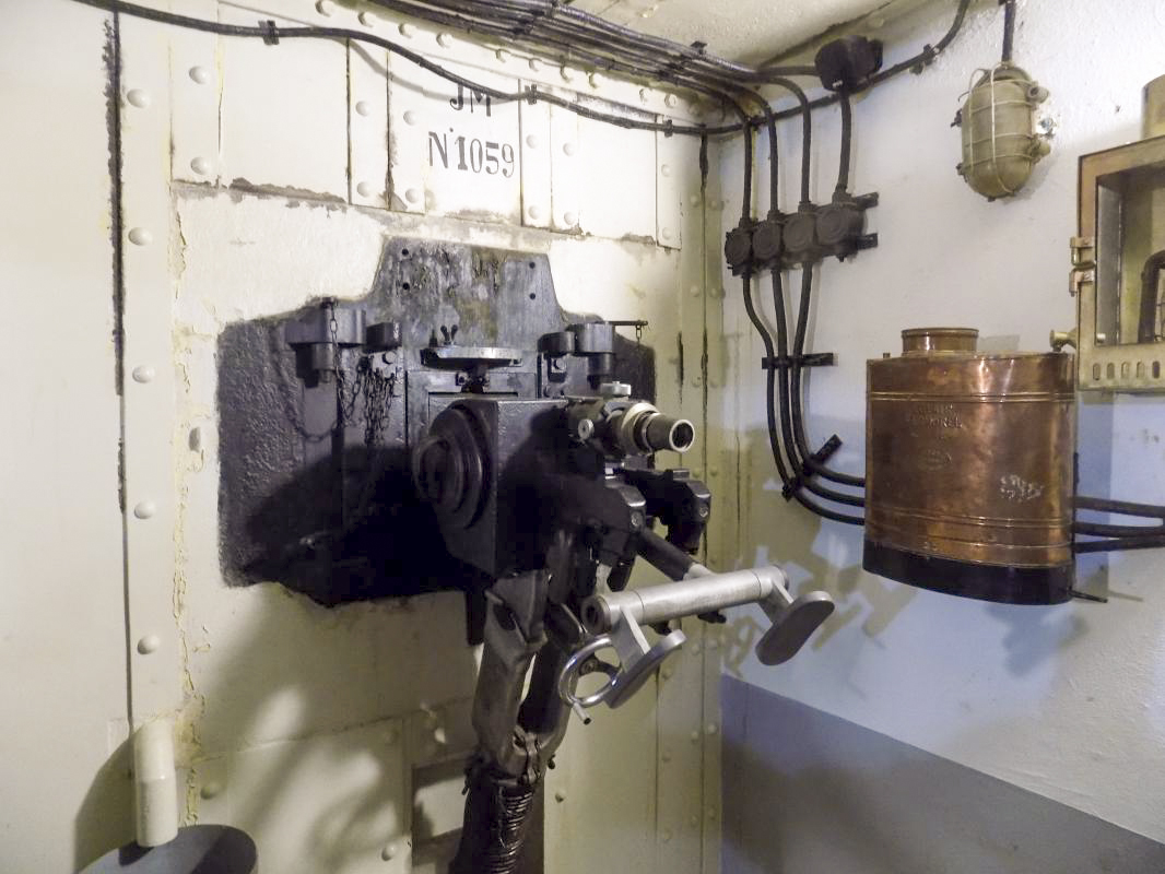 Ligne Maginot - LA FERTE - (Ouvrage d'infanterie) - Bloc 1
Jumelage de mitrailleuses Reibel MAC 31 en position dans la trémie - R Tucker