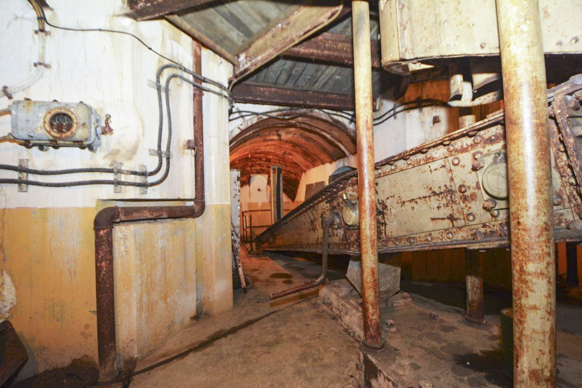 Ligne Maginot - Ouvrage de la Ferté - Bloc 2
Etage inférieur de la tourelle pour deux AM
Le balancier à contrepoids de la tourelle - LAMBERT Pascal