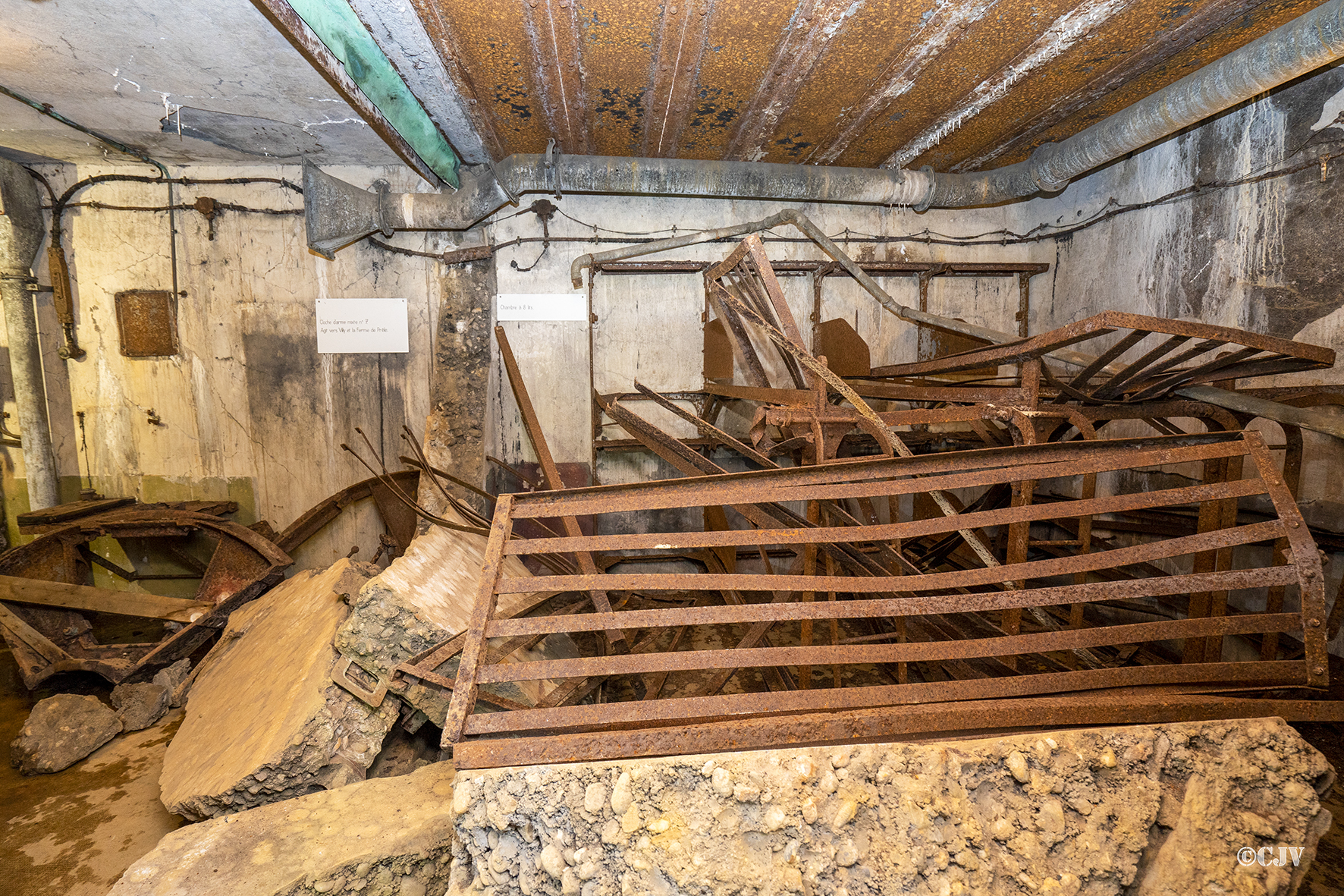 Ligne Maginot - LA FERTE - (Ouvrage d'infanterie) - Bloc 2 
L'intérieur du bloc ravagé par les explosions - Lia VERMEULEN