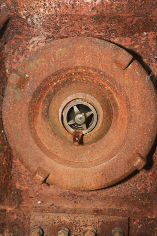 Ligne Maginot - Ouvrage de la FERTE - Bloc 2
Trémie type FMB 40 pour FM 24/29
Le système de créneau à rotule avec un diascope en place