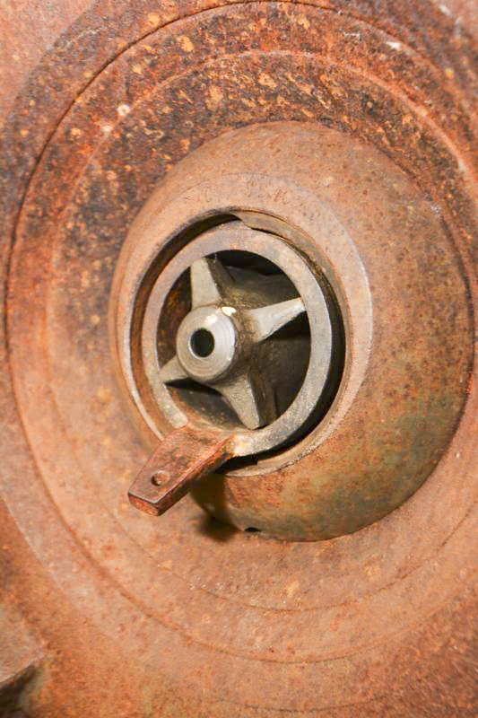 Ligne Maginot - Ouvrage de la FERTE - Bloc 2
Trémie type FMB 40 pour FM 24/29
Le système de créneau à rotule avec un diascope en place