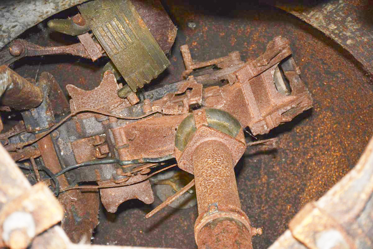 Ligne Maginot - Ouvrage de la FERTE - Bloc 1
Cloche pour arme mixte n° 3
Voila qui donne une idée de l'exiguïté de la cloche avec l'armement en place - LAMBERT Pascal