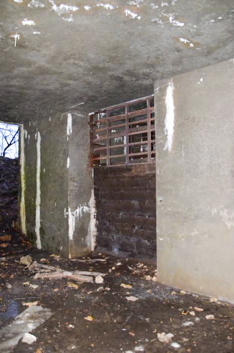 Ligne Maginot - 113 - OLTINGUE - (Casemate d'artillerie) - Entrée matériel de gauche avec ses rails de protection devant les portes, l'aération en partie haute.
Particularité de cette casemate, les entrées sont dans un hall couvert par la dalle de la casemate. - D. Froehly