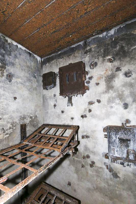 Ligne Maginot - 113 - OLTINGUE - (Casemate d'artillerie) - La chambre du chef de casemate, avec les installations téléphoniques - GRAMI
