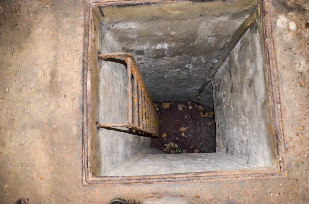 Ligne Maginot - 113 - OLTINGUE - (Casemate d'artillerie) - Local technique : entrée de la gaine technique visitable reliant le puits creusé à une vingtaine de mètres à l'Est de la casemate. - D. Froehly