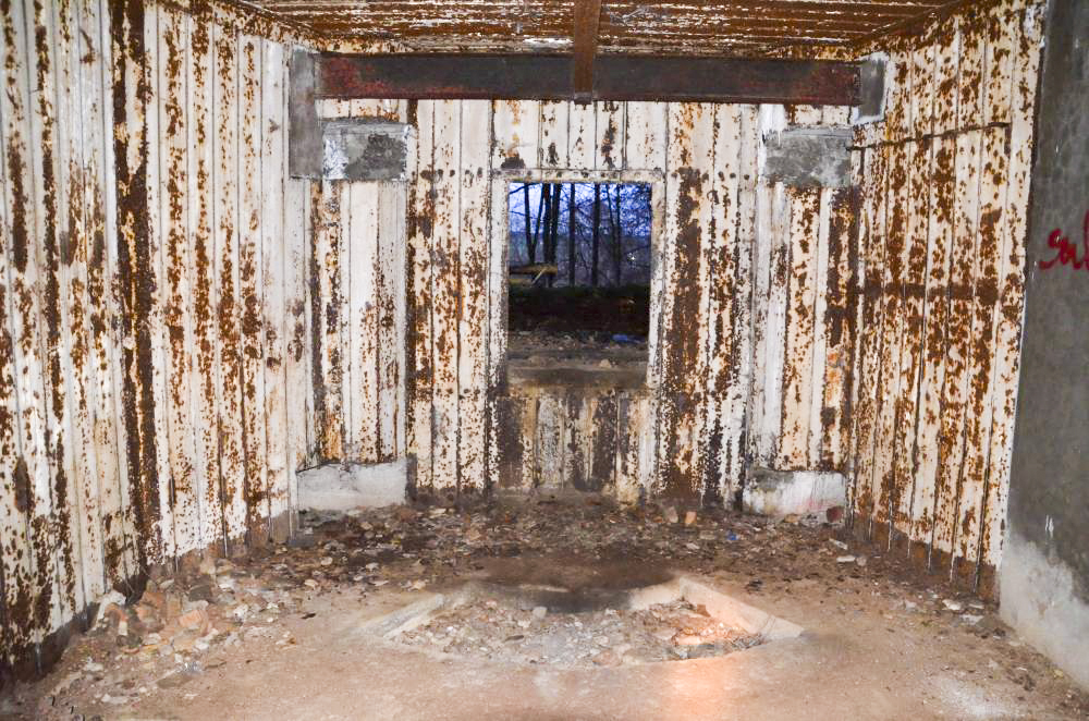 Ligne Maginot - 113 - OLTINGUE - (Casemate d'artillerie) - Chambre de tir de gauche coté embrasure. Le rail Tourtelier n'est plus en place - D. Froehly
