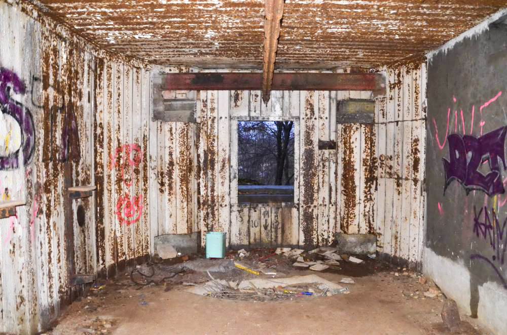 Ligne Maginot - 113 - OLTINGUE - (Casemate d'artillerie) - Chambre de tir de droite. Vue coté embrasure. Au plafond, se trouve le rail Tourtelier utilisé pour la mise en place de la pièce sur son support - D. Froehly