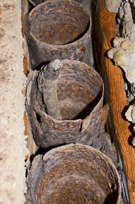 Ligne Maginot - 113 - OLTINGUE - (Casemate d'artillerie) - Arrivée des câbles téléphonique dans la chambre des officiers. Le  câble est encore visible dans le deuxième tube. - D. Froehly