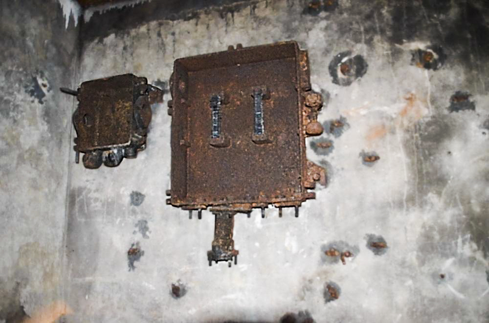 Ligne Maginot - 113 - OLTINGUE - (Casemate d'artillerie) - Boitier translateur à gauche et répartiteur à droite. Il manque le boitier de protection des lignes de campagne qui était en place à droite du répartiteur et la sonnerie au dessus du carter du central - D. Froehly