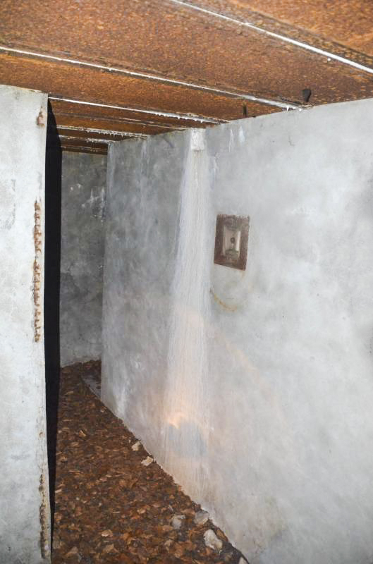 Ligne Maginot - C3 - (Blockhaus pour arme infanterie) - Salle, avec le créneau de tir de défense de l'entrée - D. Froehly