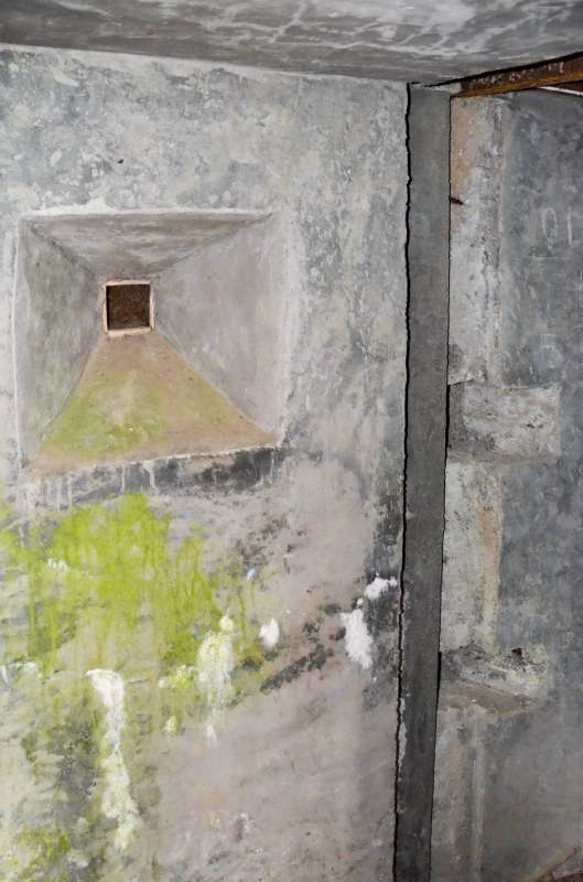 Ligne Maginot - C10 - (Blockhaus pour arme infanterie) - L'entrée avec le créneau de tir et les réservations pour la porte - D. Froehly
