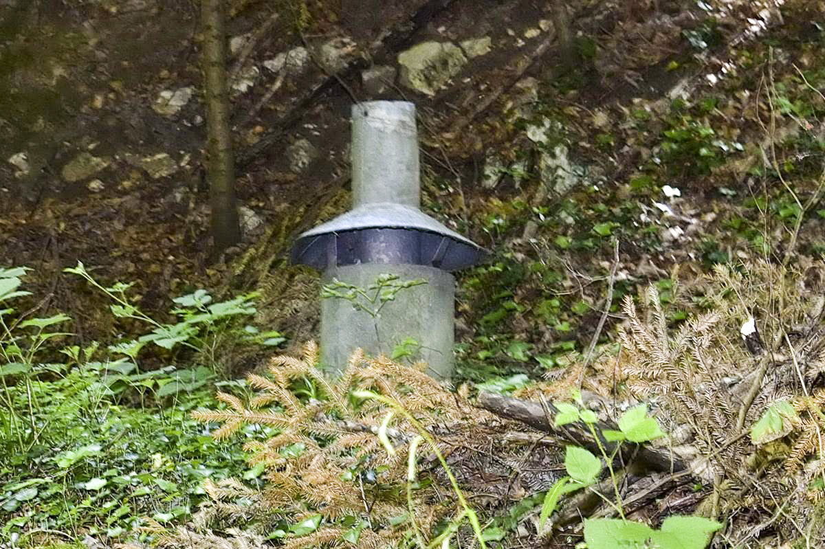 Ligne Maginot - CHARRIERE 2 - (Abri) - Gros plan sur le dispositif d'évacuation des fumées et d'arrivée d'air - D. Froehly