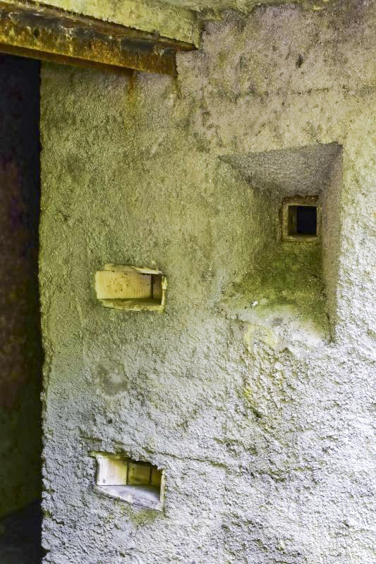 Ligne Maginot - CHARRIERE 1 (SOUS-QUARTIER OUEST) - (PC de Sous-Quartier) - Porte nord, réservation de la porte et créneau - D. Froehly