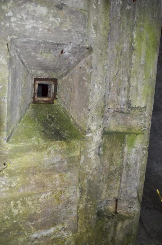 Ligne Maginot - COL DE NEUNEICH - (Abri) - Créneau de tir coté extérieur. On voit les resserves pour les charnières des portes - D. Froehly