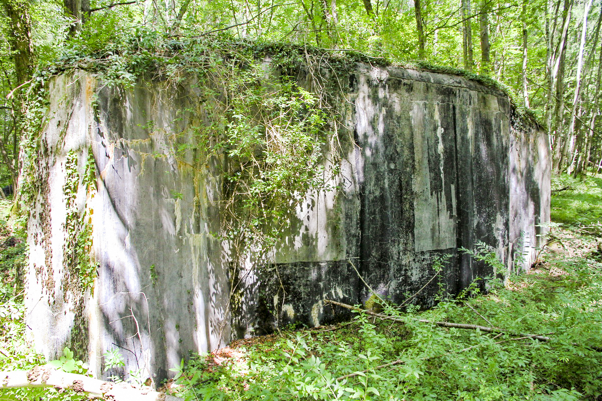Ligne Maginot - HORNI-FERME - (Blockhaus pour arme infanterie) - Face frontale. Noter le goudronnage préparant le rocaillage de cette face vers l'ennemi. - JOLAS, Jean-Michel