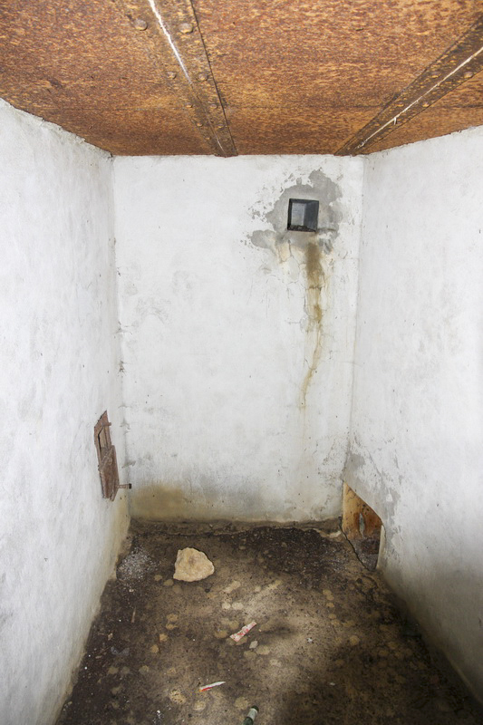 Ligne Maginot - HORNI-FERME - (Blockhaus pour arme infanterie) - Couloir avec orifices de ventilation et créneau FM de défense d'entrée au ras du sol... - JOLAS, Jean-Michel