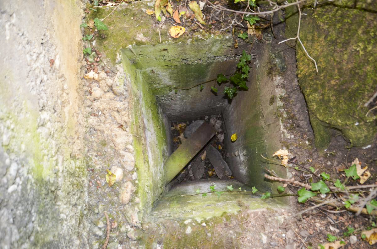 Ligne Maginot - GRAND KOHLBERG NORD - (Blockhaus pour arme infanterie) - Gros plan sur la fosse où on distingue la conduite. - D. Froehly