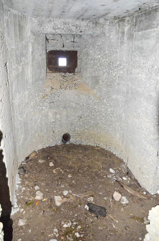 Ligne Maginot - GRAND KOHLBERG NORD - (Blockhaus pour arme infanterie) - Chambre de tir fusil ou FM ? Elle à une forme arrondie malgré qu'elle se trouve entre la chambre mitrailleuse et une autre. - D. Froehly
