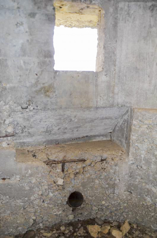 Ligne Maginot - GRAND KOHLBERG NORD - (Blockhaus pour arme infanterie) - Vue sur la créneau de tir mitrailleuse. - D. Froehly