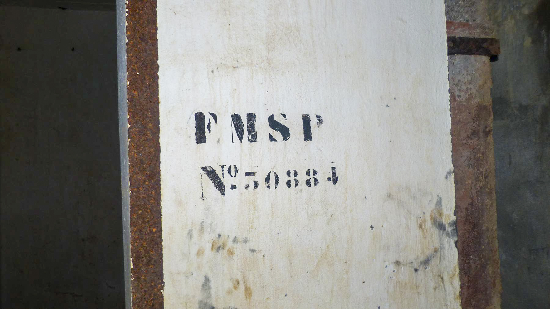 Ligne Maginot - LE CHESNOIS - CHENOIS - (Ouvrage d'artillerie) - Entrée mixte
Indication du numéro du FM prévu à cet endroit (FM sur porte ) - David Harmand