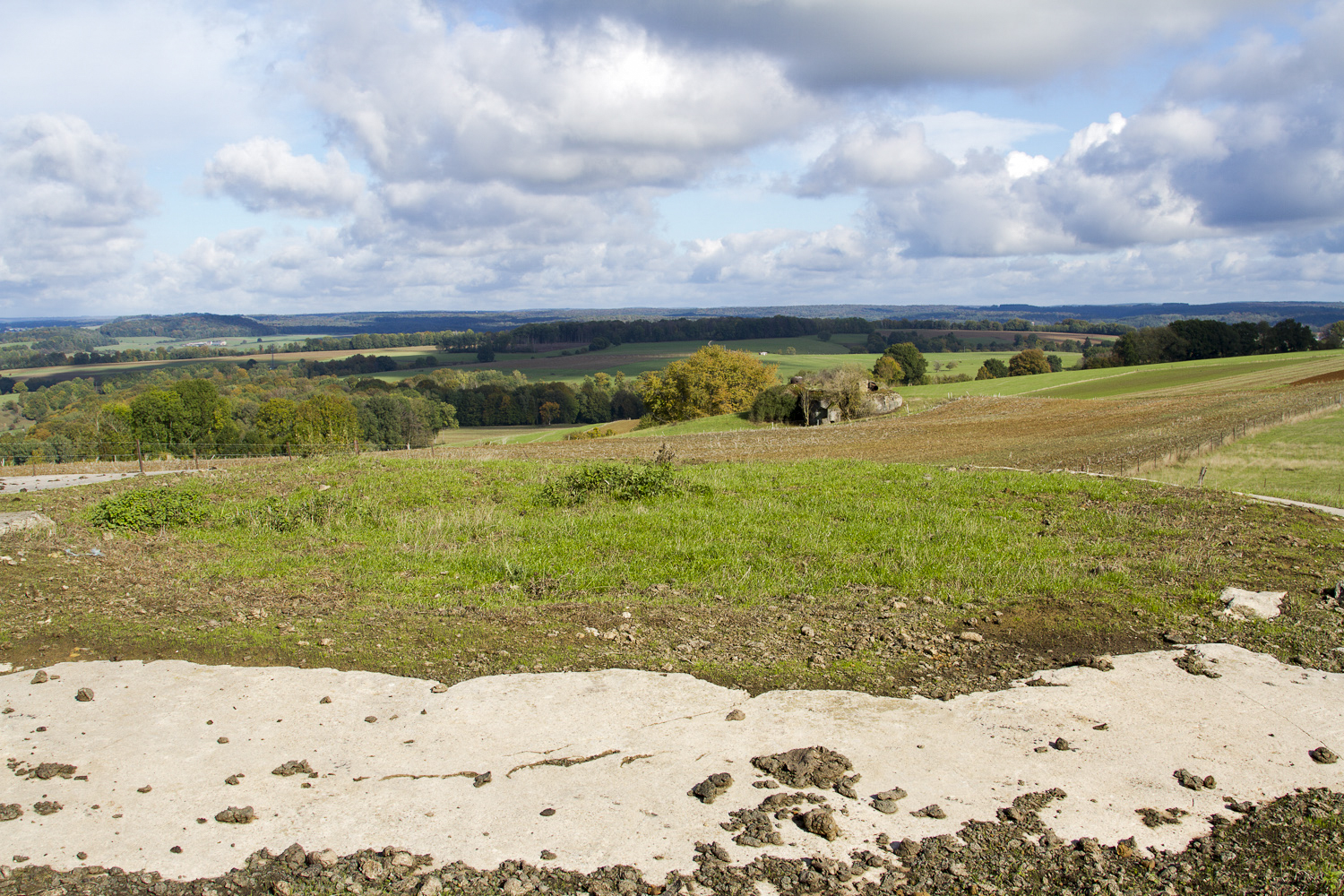 Ligne Maginot - LE CHESNOIS - CHENOIS - (Ouvrage d'artillerie) - Bloc 5
Puits comblé de la tourelle de 75. Le Bloc 3  est bien visible en arrière-plan - Michel Teiten