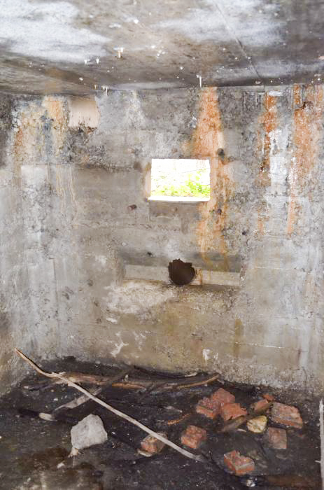 Ligne Maginot - HUTTINGUE OUEST 2 - (Blockhaus pour canon) - Chambre de tir mitrailleuse, avec son évacuation de douilles de diamètre inusité. - D. Froehly