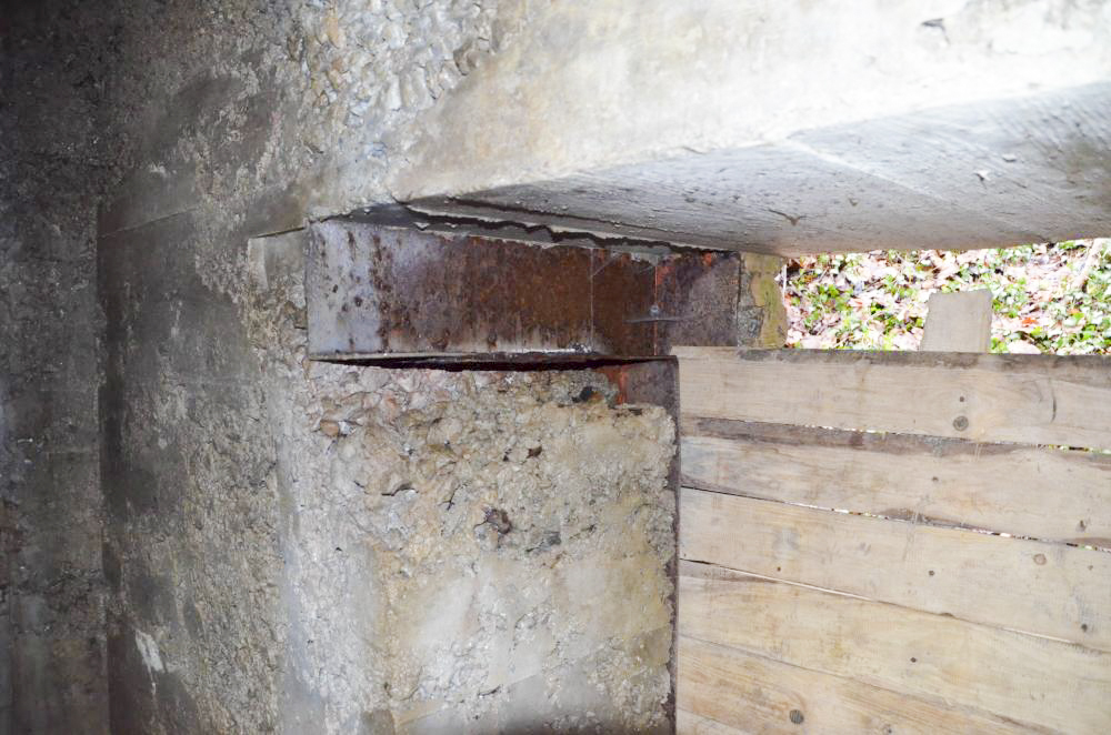Ligne Maginot - HUTTINGUE OUEST 2 - (Blockhaus pour canon) - Gros plan sur le système de fermeture de l'entrée à munitions - D. Froehly