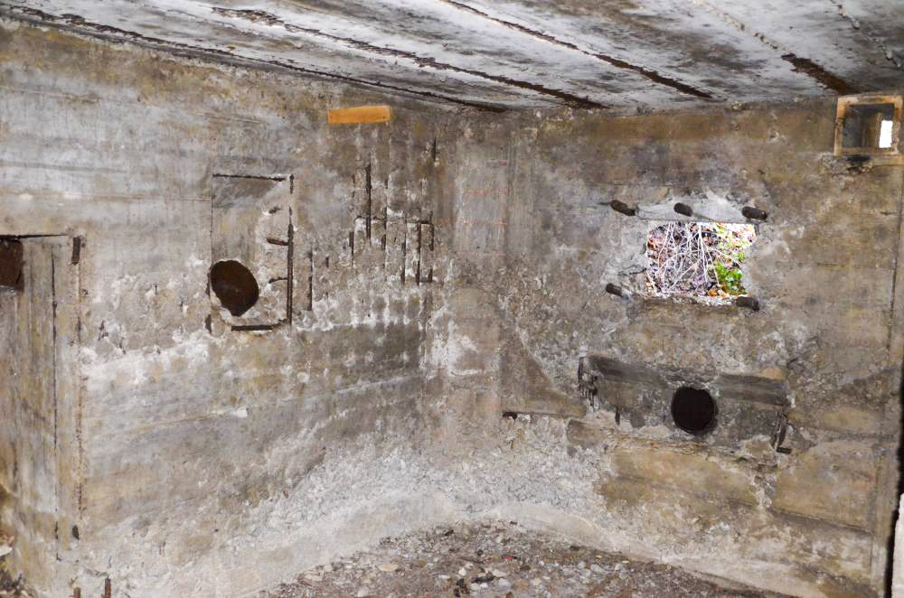 Ligne Maginot - HUTTINGUE EST - (Blockhaus pour canon) - Chambre de tir de mitrailleuse. A gauche on distingue l'entrée du canon, puis la goulotte à grenades et le créneau de la mitrailleuse et sa goulotte d'évacuation des douilles. - D. Froehly