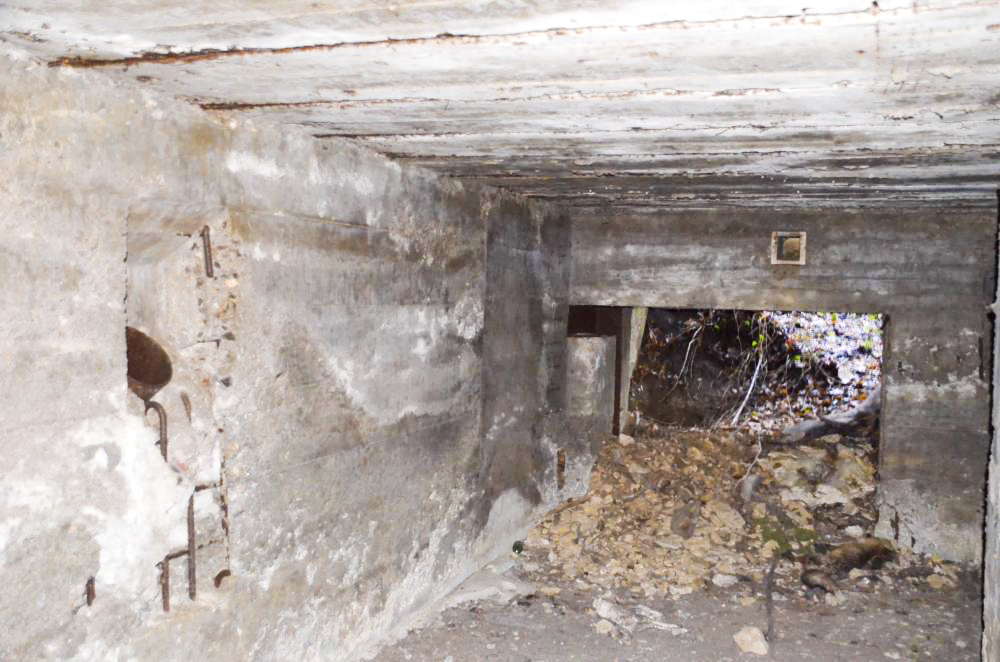 Ligne Maginot - HUTTINGUE EST - (Blockhaus pour canon) - Entrée pour canon. A gauche une goulotte à grenades, avec son tube de diamètre inusité. - D. Froehly