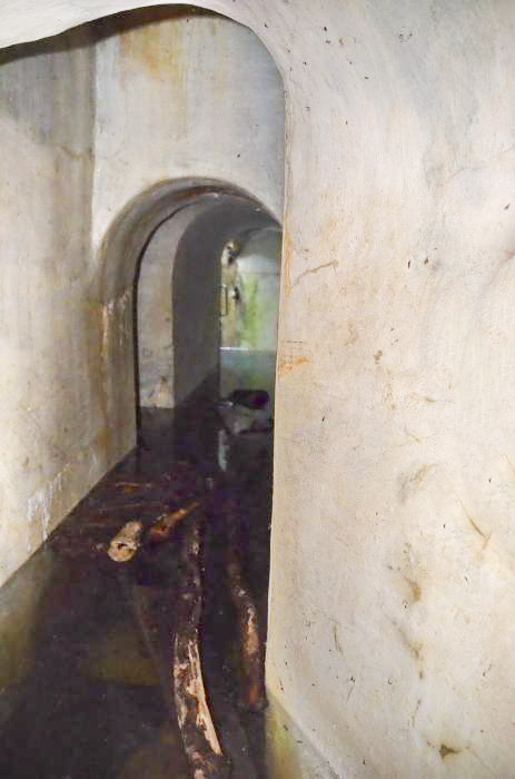 Ligne Maginot - HUTTINGUE (Ouvrage d'infanterie) - Vue sur la sortie Est - Au fond la porte donnant sur le puits de sortie - D. Froehly