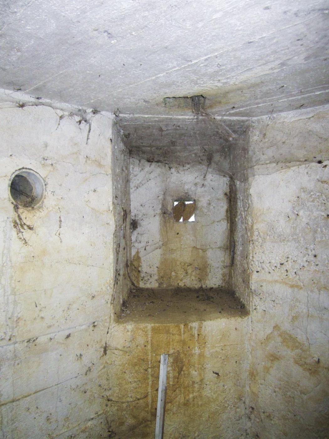 Ligne Maginot - 36 - ROUTE DE BLAGNY - (Blockhaus pour arme infanterie) - Chambre de tir
Créneau de défense rapprochée - Gregory Fuchs