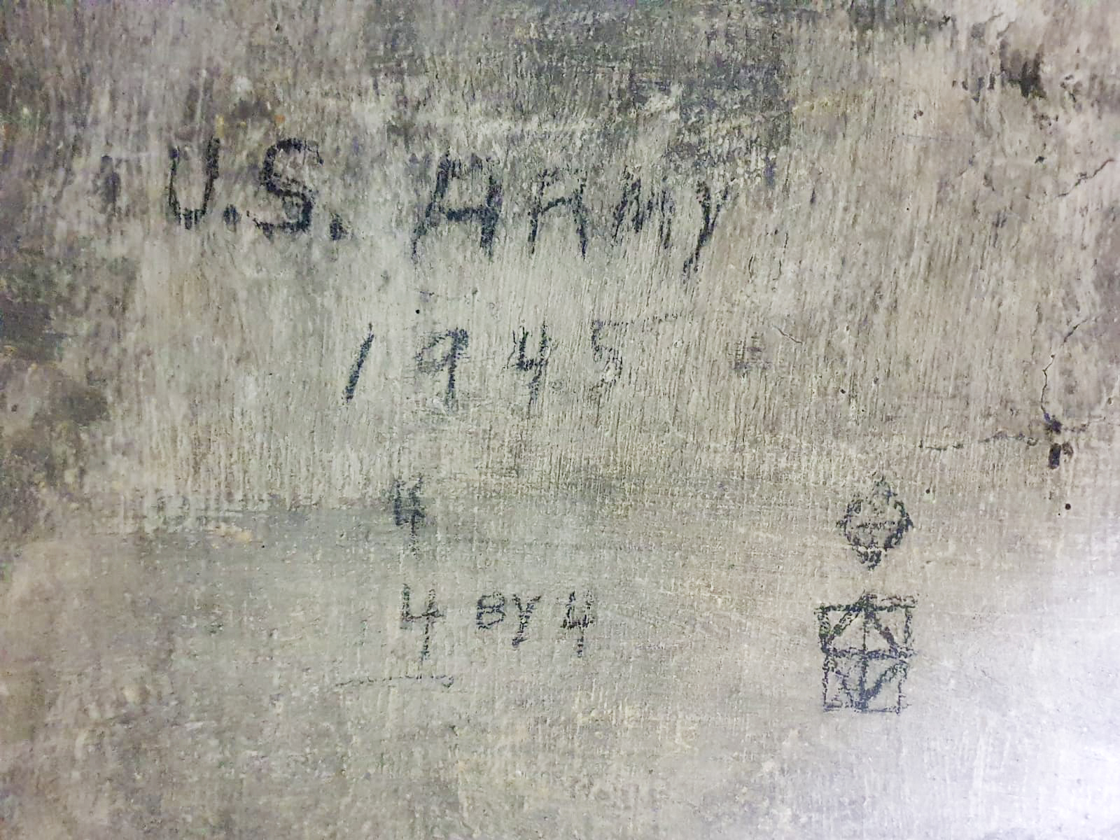 Ligne Maginot - HAUT POIRIER - (Ouvrage d'infanterie) - Inscription d'un soldat américain en 1945
Il décrit sa division 
44e division d'infanterie américaine
avec le slogan 4by4

A voir dans le couloir du Bloc 3 - Markus Lauer