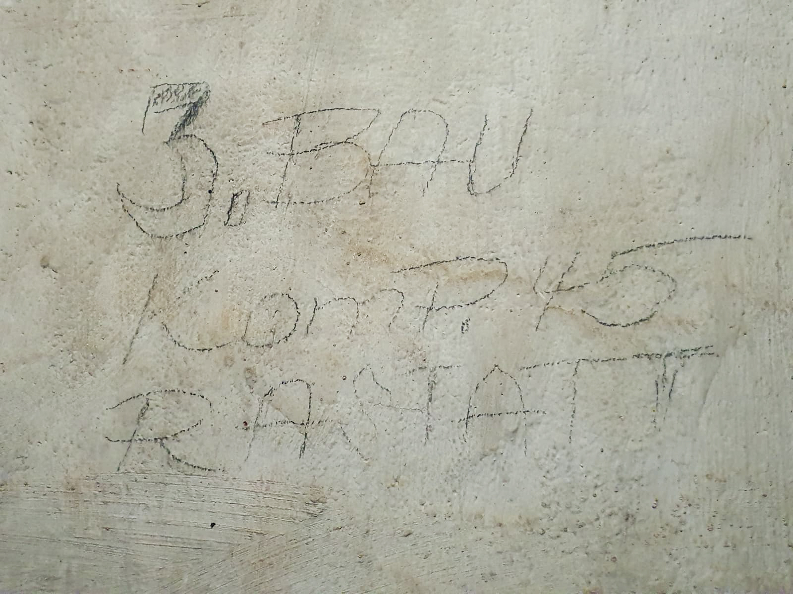 Ligne Maginot - HAUT POIRIER - (Ouvrage d'infanterie) - Inscription allemande de 1940

3. Bau Kompanie 45
Rastatt

Cela signifie :
3ème Compagnie des Baubataillion 45 de Rastatt (pionniers et génie)
Cette unité a été utilisée pendant et après les combats de juin 1940 pour réparer et restaurer les infrastructures - Markus Lauer