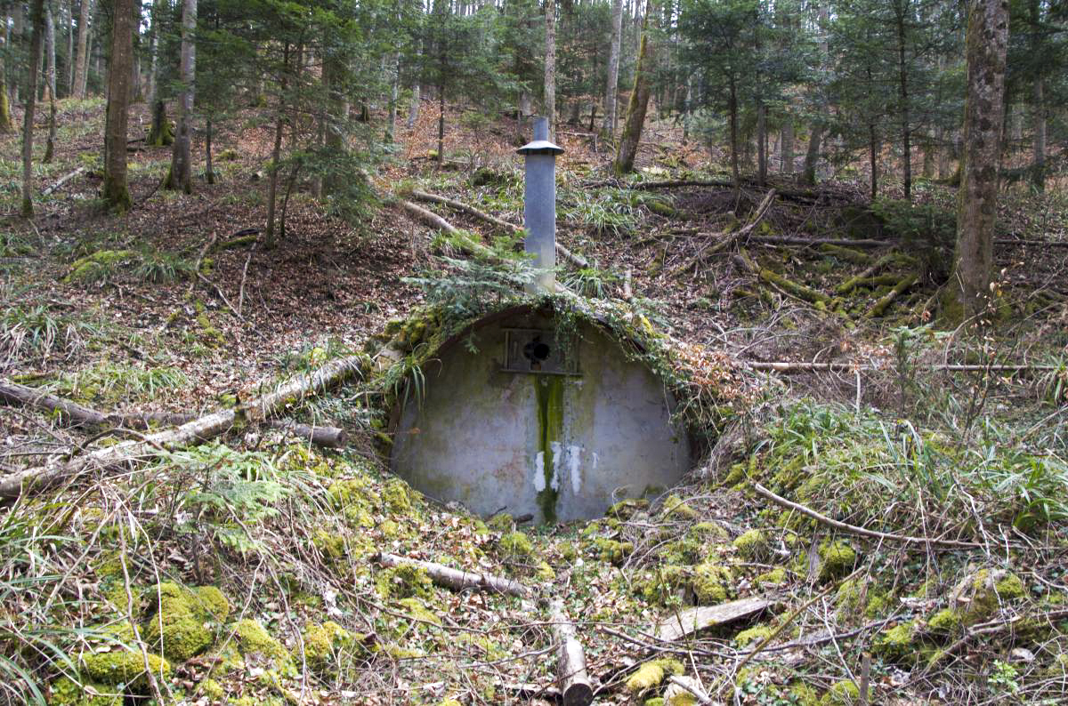 Ligne Maginot - NEUNEICH 2 - (Abri) - Mur du fond et cheminée. - D. Froehly