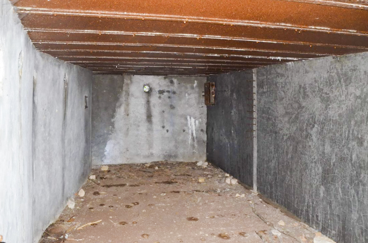 Ligne Maginot - NEUNEICH (SOUS-QUARTIER CENTRE) - (PC de Sous-Quartier) - La pièce unique vers l'Est avec la boite de raccordement du téléphone - D. Froehly