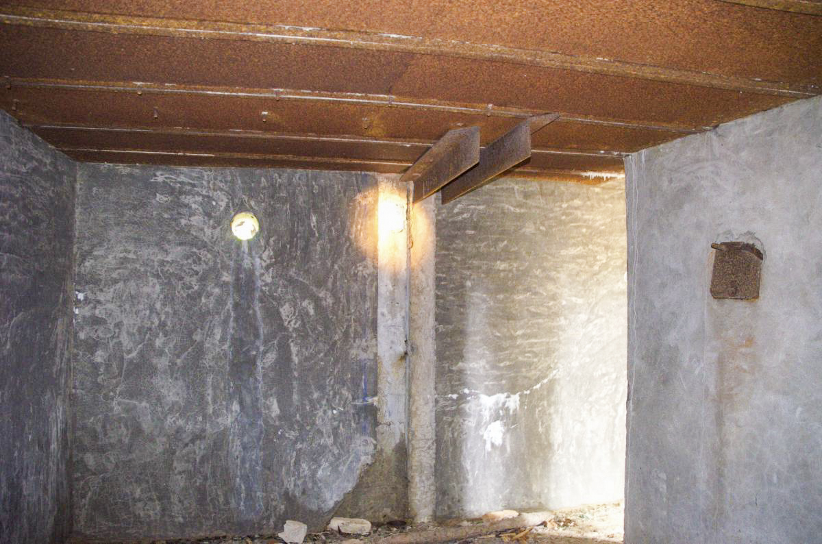 Ligne Maginot - NEUNEICH (SOUS-QUARTIER CENTRE) - (PC de Sous-Quartier) - Deux rails et le volet du créneau de tir. - D. Froehly