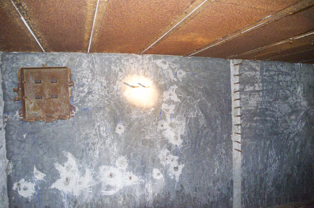 Ligne Maginot - NEUNEICH (SOUS-QUARTIER CENTRE) - (PC de Sous-Quartier) - Restant de répartiteur téléphonique, avec la ligne de câbles visiblement coupée - D. Froehly