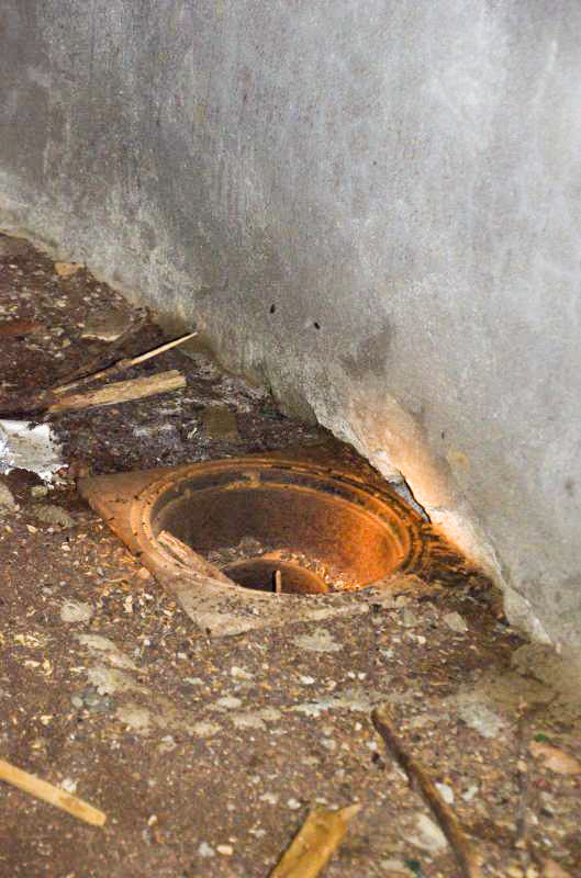Ligne Maginot - NEUNEICH (SOUS-QUARTIER CENTRE) - (PC de Sous-Quartier) - Siphon de sol (écoulement des eaux) - D. Froehly