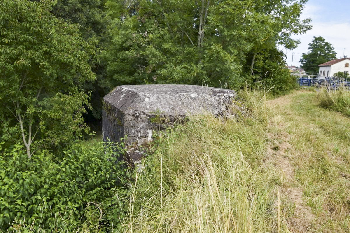 Ligne Maginot - PONT CANAL NORD - (Blockhaus pour arme infanterie) - Dalle vue du chemin de halage nord - Daniel Froehly