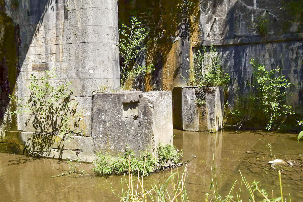 Ligne Maginot - PONT CANAL DE LA LARGUE - (Barrage de Route) - Les supports du barrage AC dans la Largue. - Daniel Froehly