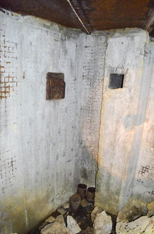 Ligne Maginot - STEINER FERME - (Blockhaus pour arme infanterie) - Trémie de tir FM donnant sur l'entrée. Aération et gaine d'arrivée de cables - D. Froehly