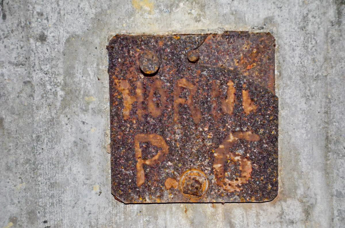 Ligne Maginot - STEINER FERME - (Blockhaus pour arme infanterie) - Trémie de tir FM donnant sur l'entrée, avec l'inscription Horni P.6 - D. Froehly