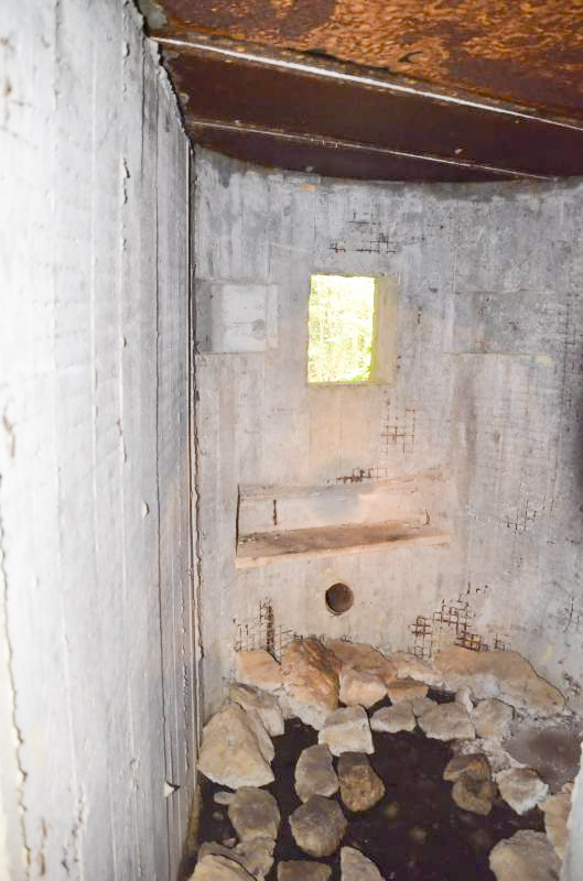 Ligne Maginot - STEINER FERME - (Blockhaus pour arme infanterie) - Chambre de tir mitrailleuse très étroite, avec goulote d'évacuation des douilles. - D. Froehly