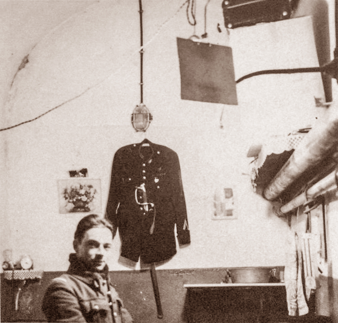 Ligne Maginot - SCHIESSECK - (Ouvrage d'artillerie) - L'adj Branchereau, Chef du Service électromécanique de l'ouvrage du Schiesseck dans son bureau - Inconnu