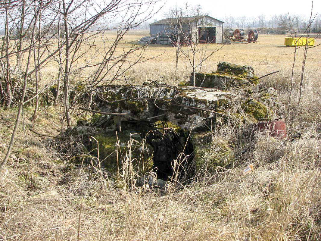 Ligne Maginot - AM DIETWEG - (Cuve pour arme d'infanterie) - Vue depuis l'ouest.
L'emplacement se situe dans la petite pente légèrement au nord-ouest de 59/3 Bantzenheim sud - JF Althaus